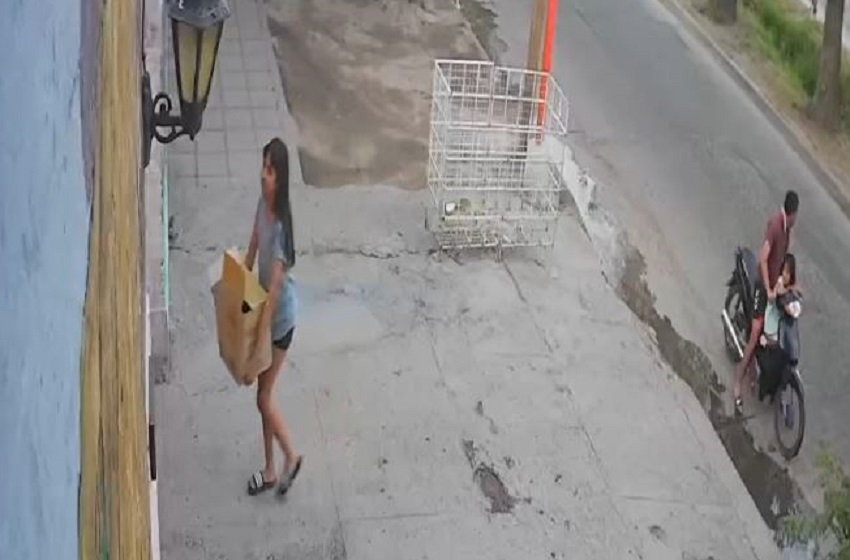 VIDEO. Viralizan imágenes de padre e hijas abandonando a cinco cachorritos
