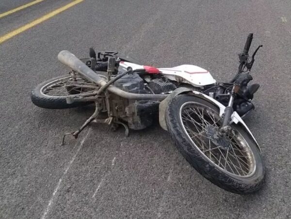Motociclista fallece en el acto al derrapar con su moto sobre Ruta 2