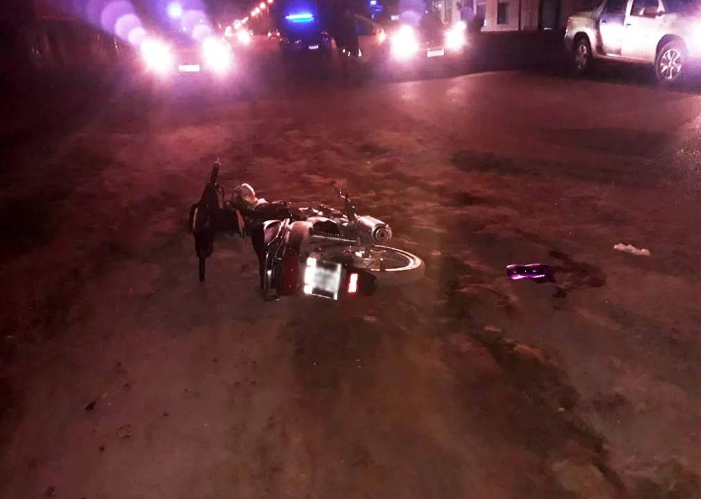 Motociclista chocó a un peatón de 64 años y ambos terminaron con graves heridas
