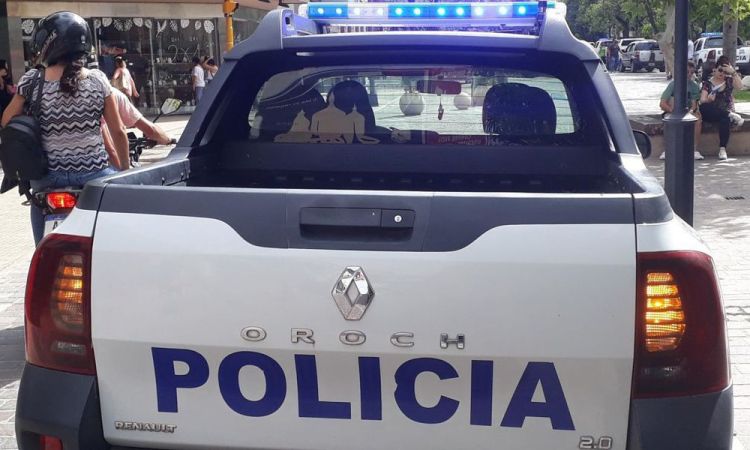 Escándalo en la vereda del Mercado Unión por el cambio de dinero en efectivo