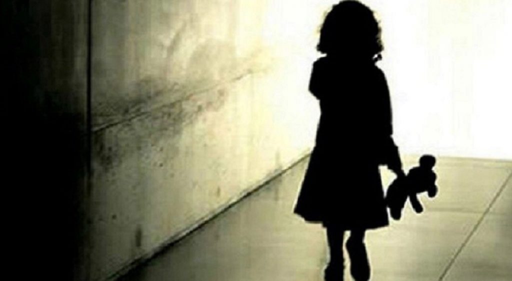 Una nena se acercó a pedir ayuda a la policía porque su mamá la pegaba y destapó el horror en su familia