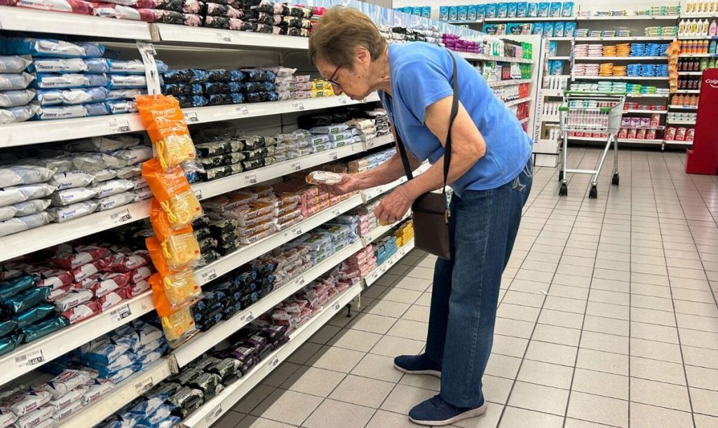 Efecto Milei: el costo de vida en dólares subió 70% desde diciembre por el atraso cambiario