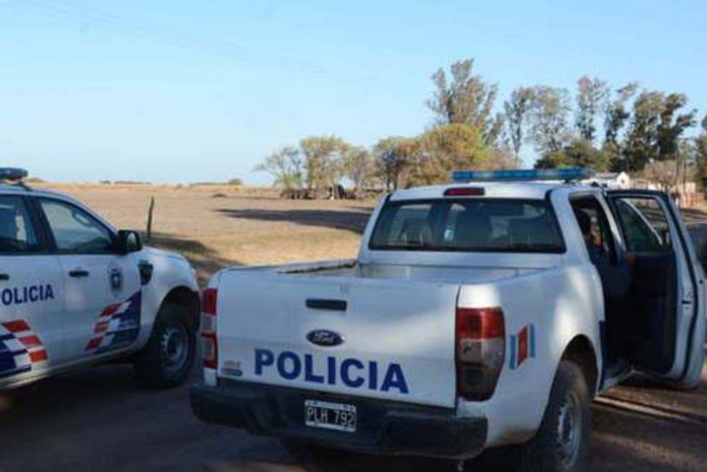 Un policía y una menor de edad resultaron heridos durante una pelea entre vecinos en Fernández