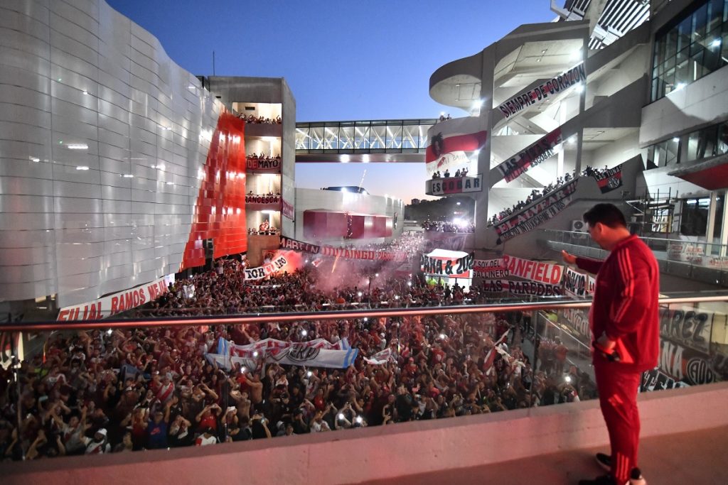 Banderazo de apoyo para River a horas de la gran final contra Atlético Mineiro