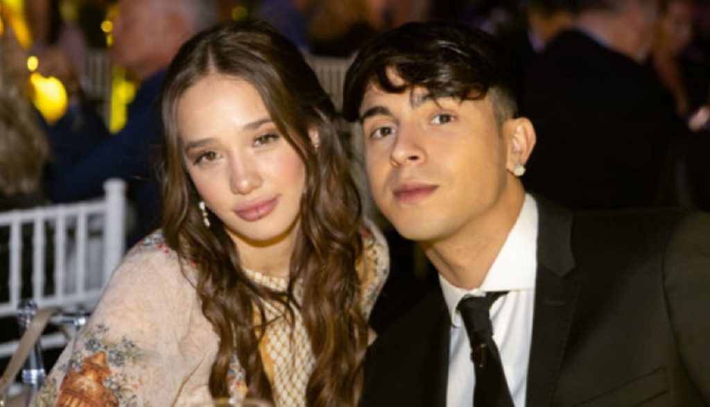 Rusherking y Ángela Torres llegaron a Santiago tras el estreno de “Qué hicimo'”