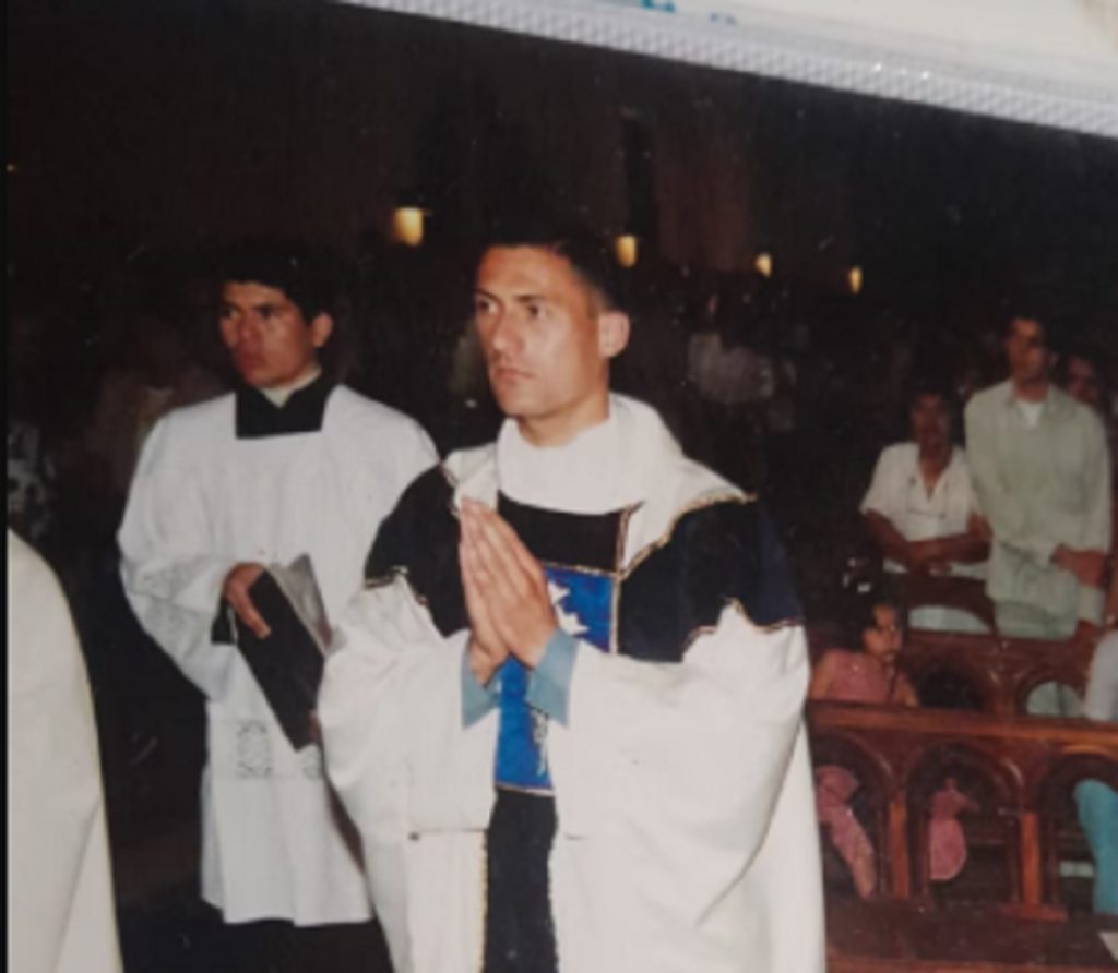 A pesar de las amenazas, sacerdote dejó los hábitos para vivir su amor con una catequista