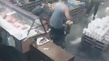 VIDEO | Tintina: en ajuste de cuentas sujeto agarró a machetazos a otro en un supermercado