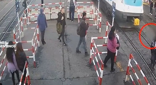 Impactante video: un hombre casi muere arrollado por un tren por caminar distraído con su celular