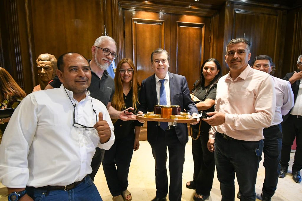 Zamora recibió a estudiantes en el marco de “Conociendo mi provincia”