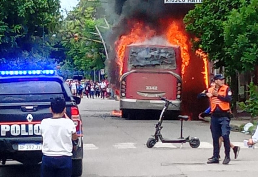 Un colectivo fue consumido por las llamas en pleno centro y causó temor entre la gente