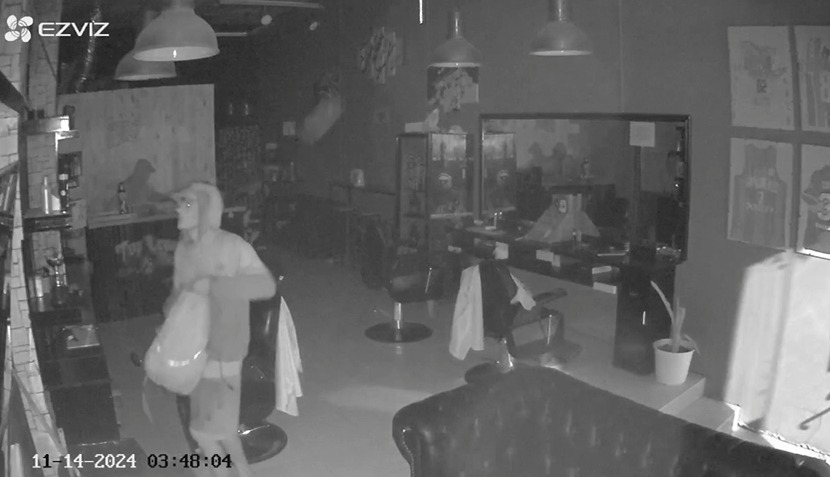 Video: delincuentes desvalijaron una barbería de zona Centro
