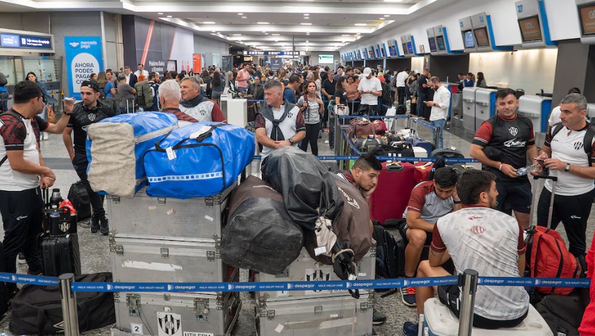 Ultimátum a gremios: Gobierno amenaza con cerrar Aerolíneas si no hay acuerdo para el viernes