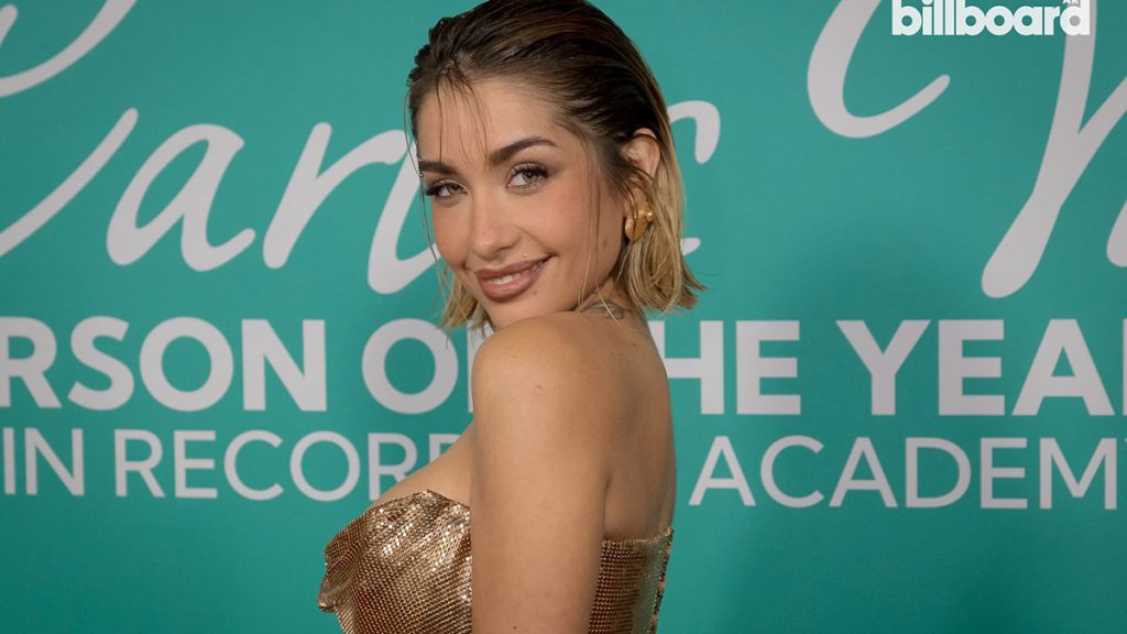 María Becerra abrió la alfombra roja de los Latin Grammy 2024 con un impactante look dorado