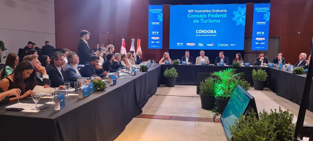 Flybondi refuerza frecuencias y la Ruta Sanmartiniana es presentada por Santiago en el Consejo Federal de Turismo
