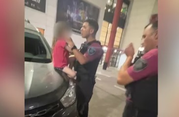 El video del rescate de una nena de 4 años que quedó encerrada en el auto de sus padres en un shopping