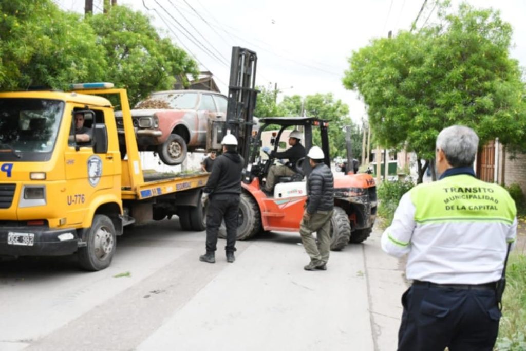 Comenzaron a retirar los autos abandonados en la vía pública