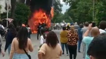 Videos: las impresionantes imágenes del incendio que consumió un colectivo de la línea 120