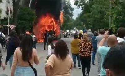 Videos: las impresionantes imágenes del incendio que consumió un colectivo de la línea 120