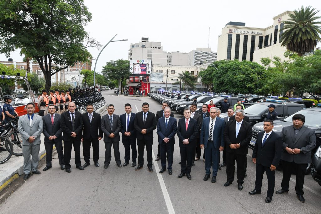 Camionetas, motos, bicicletas y lancha: Zamora entregó más de 100 vehículos a la Policía de la Provincia