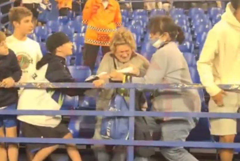 Video: la insólita pelea entre un niño y una mujer por una camiseta de Vélez