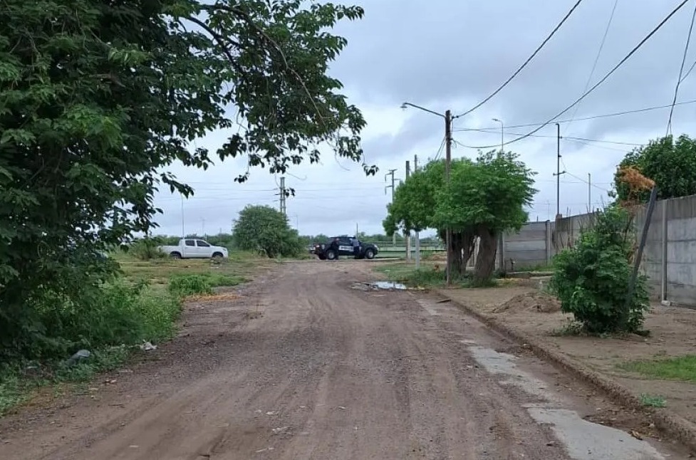 Feroz ataque a un joven cadete de policía en el barrio Vinalar: lo atacaron con un palo para robarle la moto