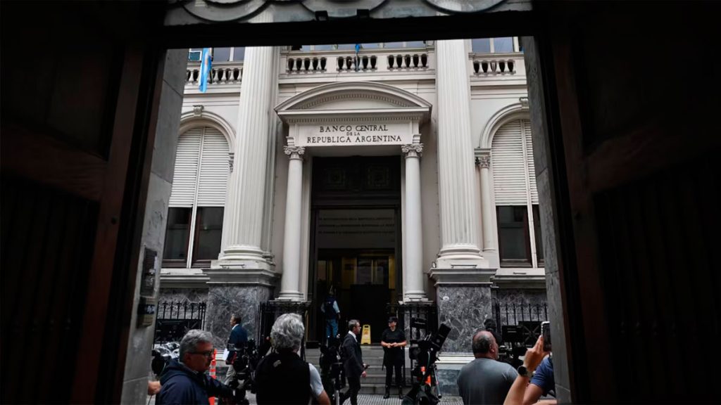 El Banco Central flexibiliza la compra de dólar oficial para empresas que tengan que pagar deuda en el exterior
