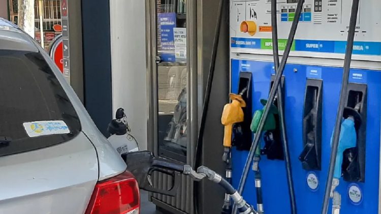 El Gobierno postergó hasta mayo el aumento del impuesto a los combustibles ante el impacto de la suba del petróleo