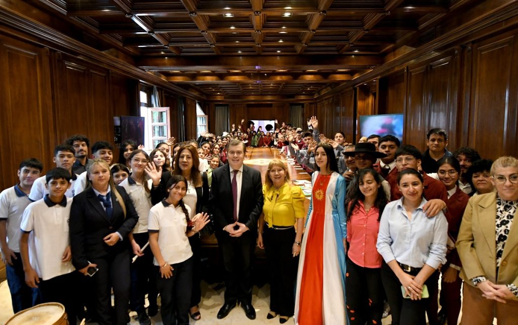 Con la visita de 50 alumnos a Casa de Gobierno, se dio el cierre anual del programa “Conociendo mi provincia”