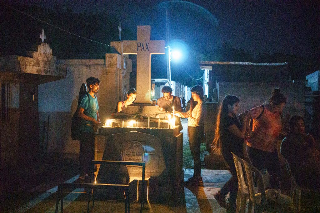 FOTOS | La alumbrada desde adentro: así se vivió esta tradición que conecta el mundo de los vivos y los muertos