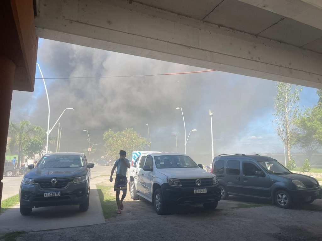 VIDEO | Voraz incendio consume un galpón de la feria del Río de Las Termas