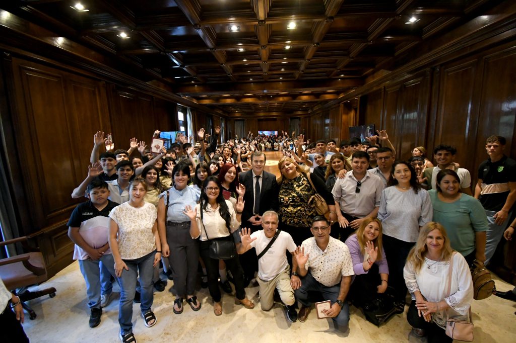 Zamora recibió a estudiantes de la escuela de Comercio de Las Termas