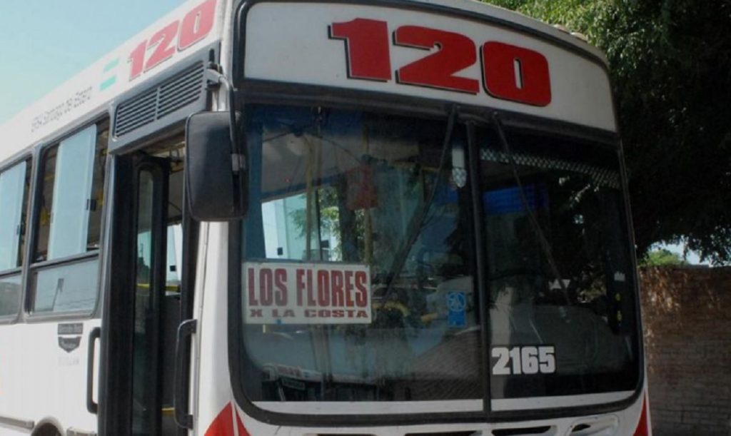 Vecinos denuncian mal funcionamiento de la línea 120 de colectivos
