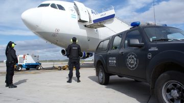 Patricia Bullrich autorizó a la PSA a descargar valijas de aviones
