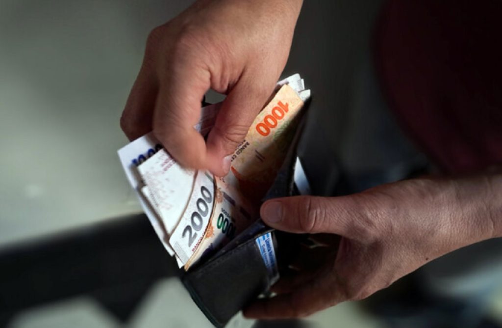 Se derrumbó el salario mínimo y ya se ubica por debajo de lo que estaba en 2001