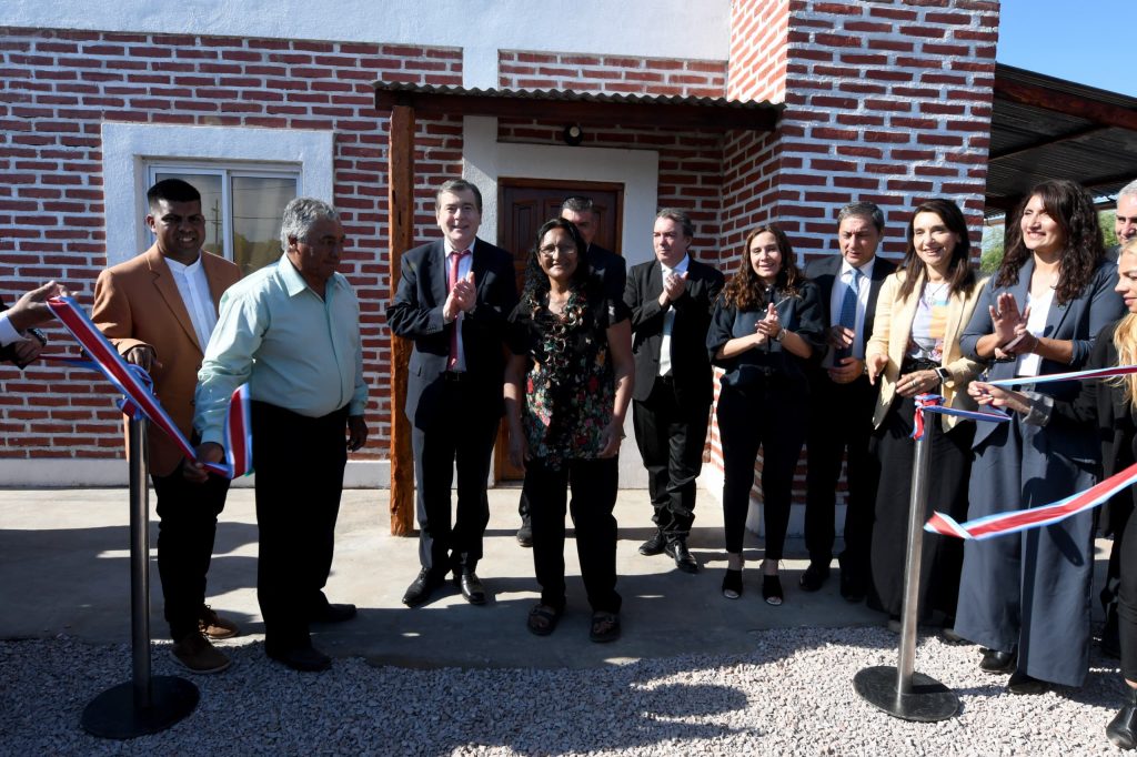 Zamora entrega 196 viviendas sociales y inaugura mejoras en escuelas en el departamento Figueroa