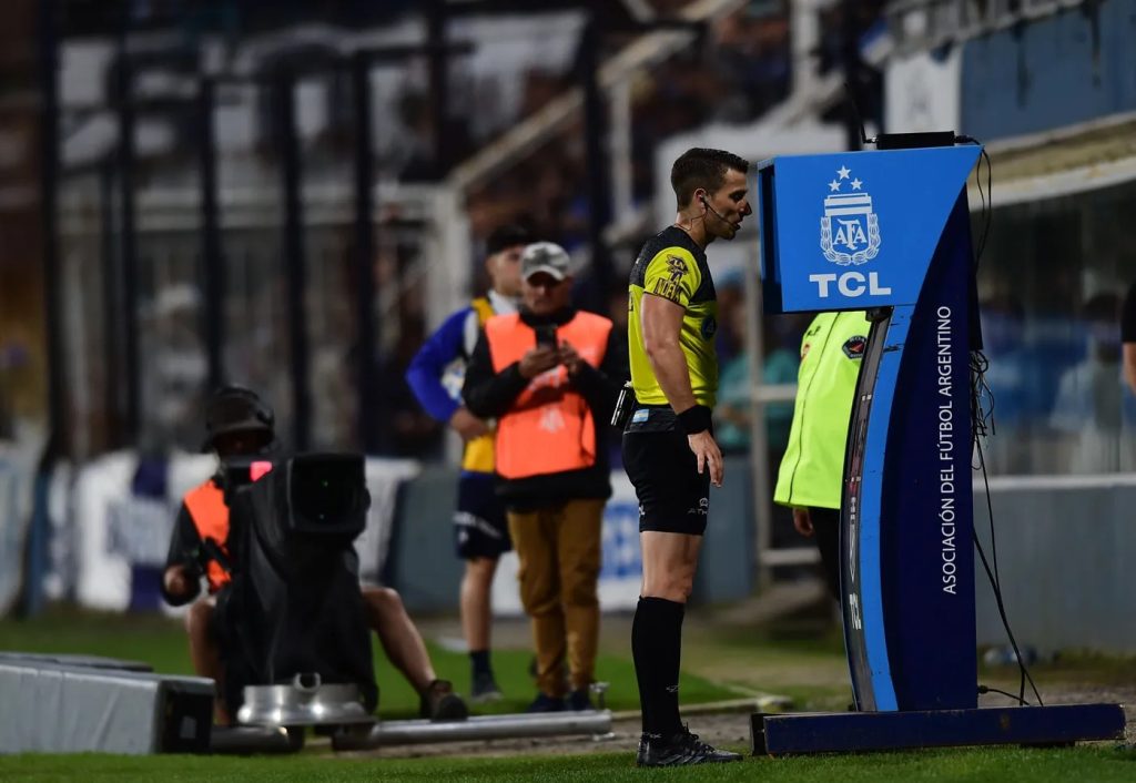 Chau VAR: FIFA evalúa introducir un nuevo sistema de revisión arbitral