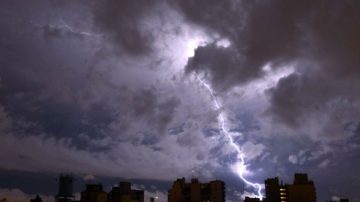 ¿Se viene la noche? Activan alerta por tormentas fuertes para Santiago