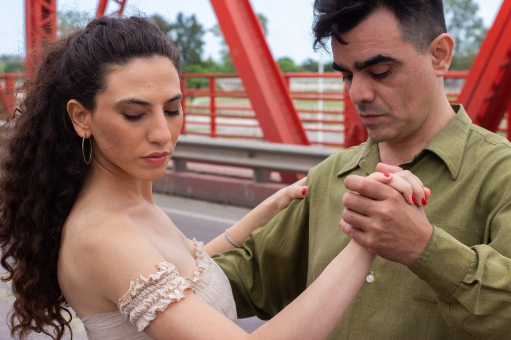 Dos bailarines santiagueños protagonizan el homenaje a Pugliese en documental federal sobre el tango