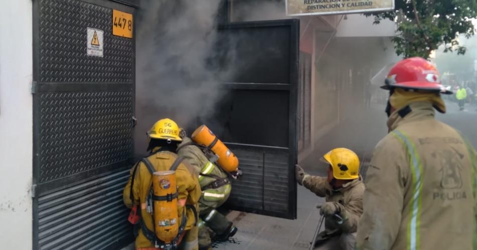 Bomberos trabajan para controlar un principio de incendio en un departamento