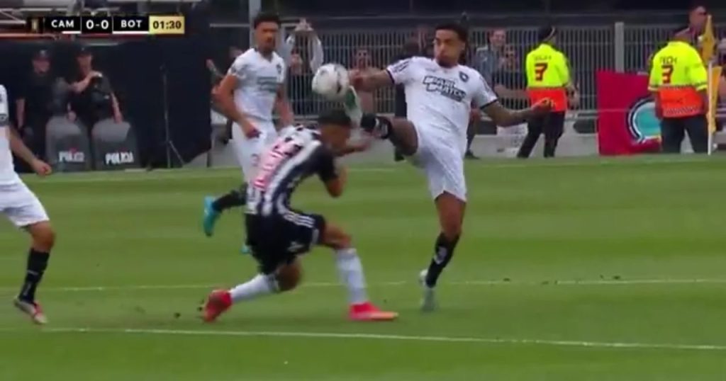 VIDEO. La imprudente jugada de Gregore que dejó a Botafogo con 10 al minuto de juego