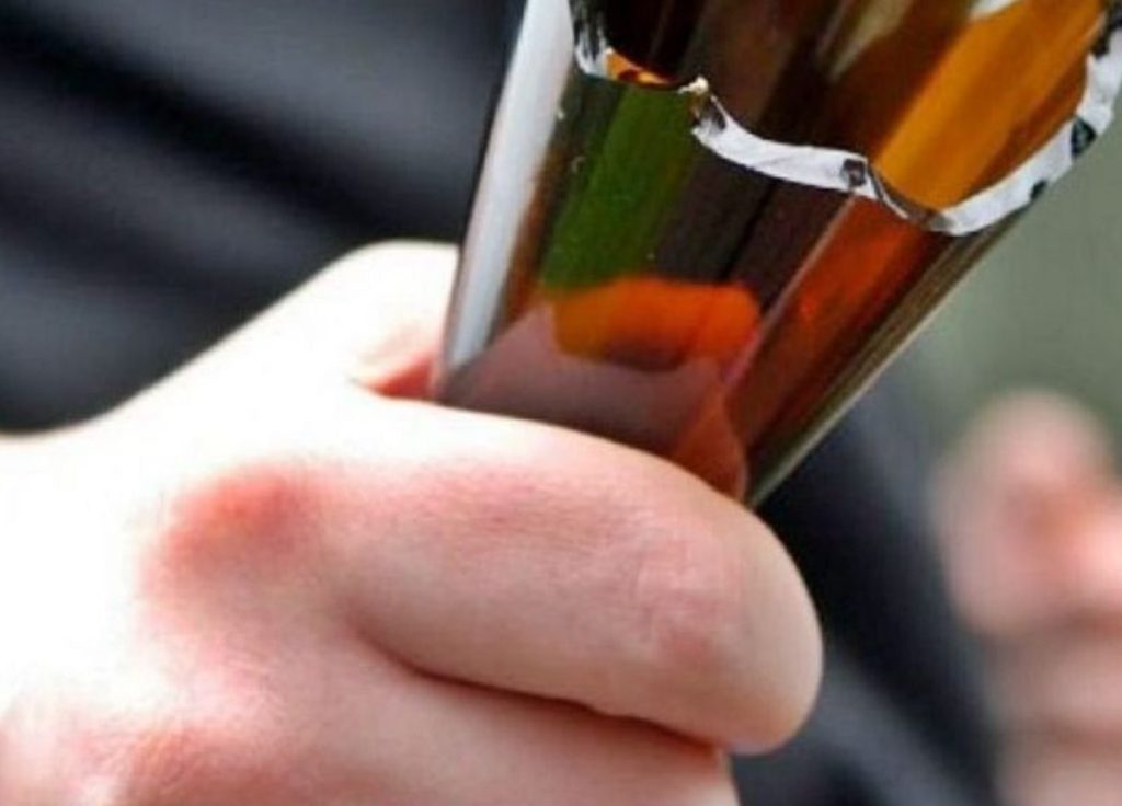 Amenazó a su tía con una botella de vidrio porque no le quería dar dinero