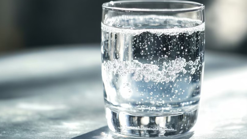 ¿Energía negativa o presión atmosférica?: el significado de las burbujas en un vaso con agua