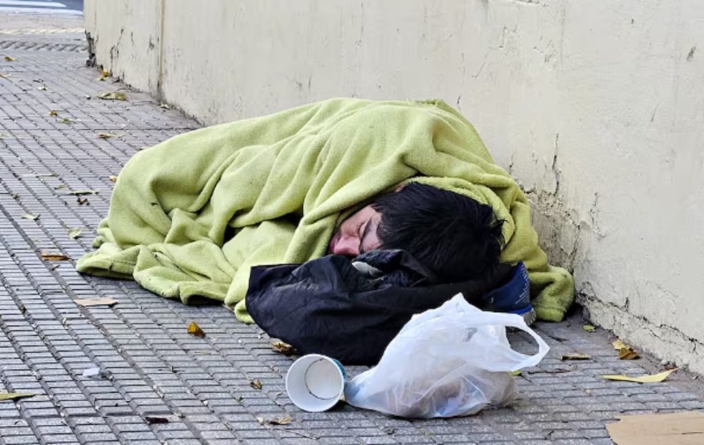Indignante: filman a un policía robándole a un hombre que dormía en la calle