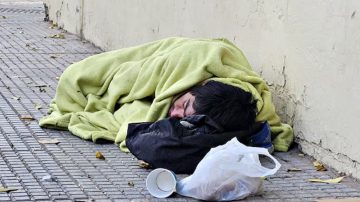 Indignante: filman a un policía robándole a un hombre que dormía en la calle