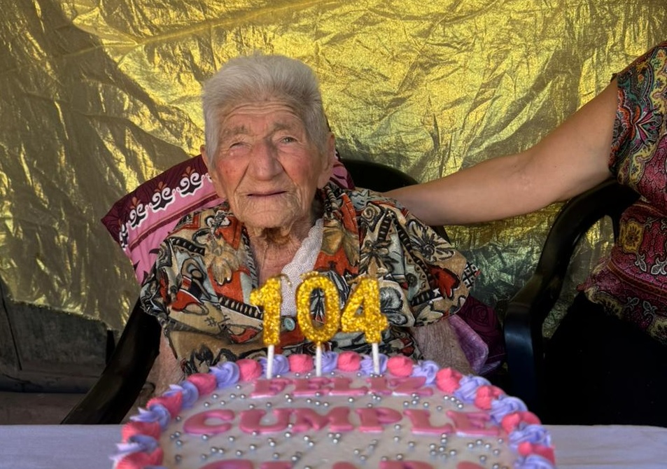 Con mucha emoción y rodeada de sus familiares, doña Clarmunda celebró sus 104 años