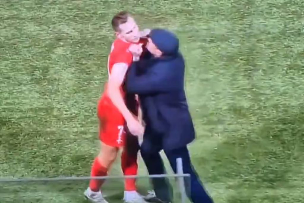 Escándalo. un jugador fue expulsado y su DT lo zamarreó de la camiseta: “No volverá a jugar más”