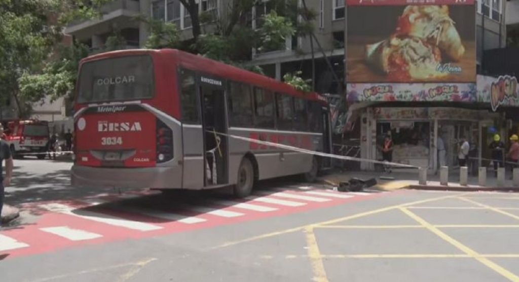 Un colectivo sin chofer ni pasajeros se quedó sin frenos y atropelló a dos mujeres