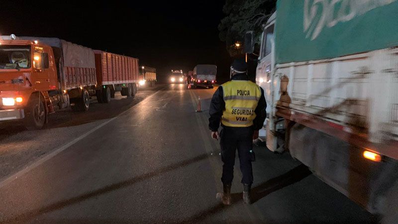Vestidos como policías, intentan que colectivos se detengan en la oscuridad de la noche: ¿nueva modalidad de robo en la Ruta 9?