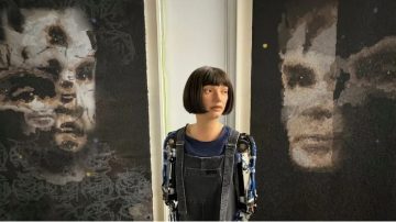 Un cuadro creado por un robot humanoide se vendió por más de un millón de dólares