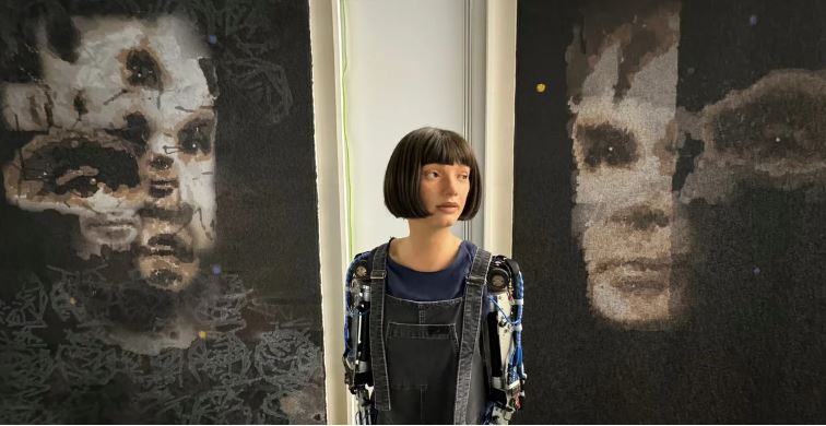 Un cuadro creado por un robot humanoide se vendió por más de un millón de dólares